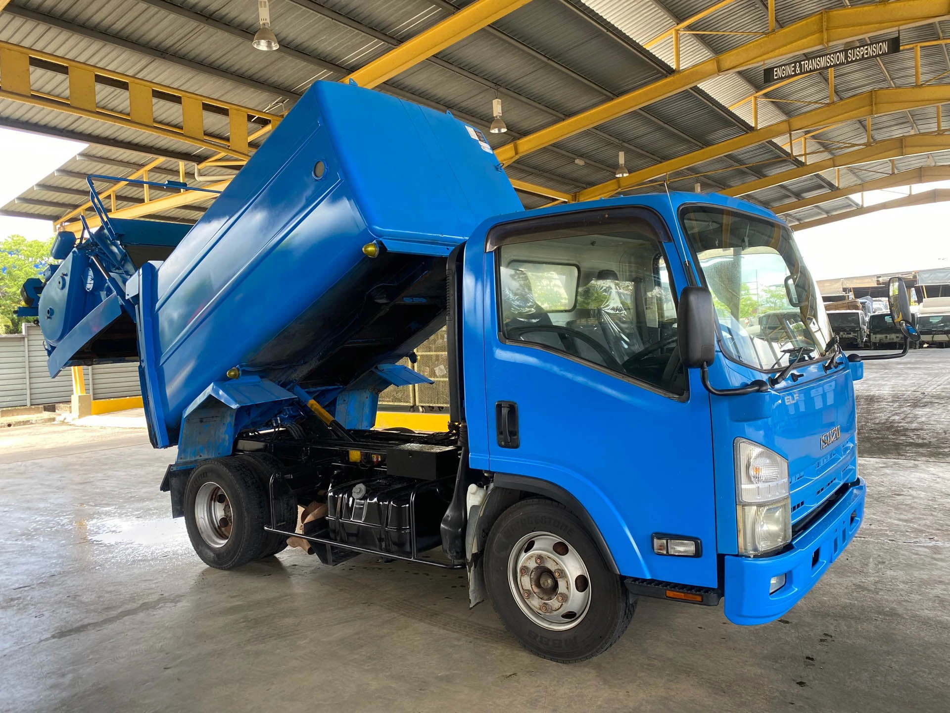 ISU-NPR75-GARBAGE-TRUCK-_16_